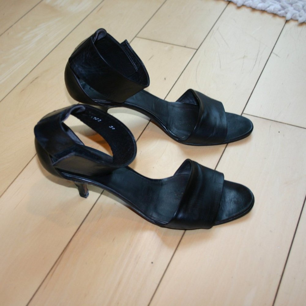 JIL SANDER VINTAGE 1994 Kitten Heel 7B Black Leather Wide Ankle Strap Open Toe